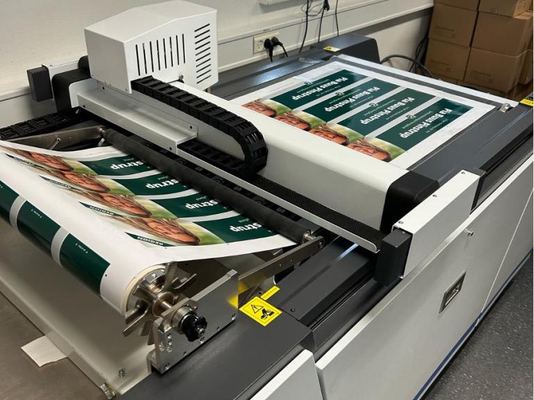 Cutting rolls into strips on Duplo’s PFi Blade B2 roll-to-sheet cutting table 